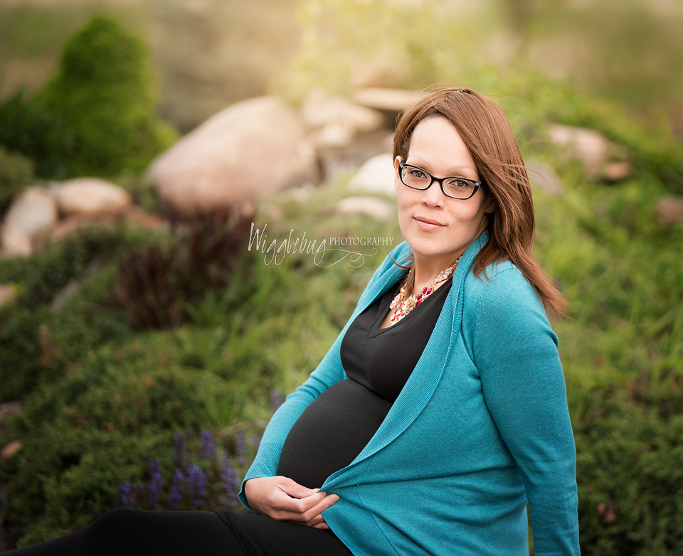 Beautiful outdoor maternity photos: Professional artistic maternity photos