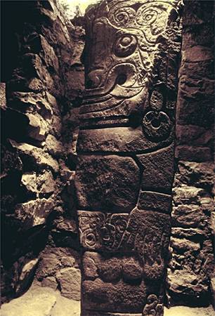O Felino per se de Kann. Relevo à sudoeste do Novo Templo de Chavín