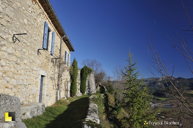 Maison de pierre de Montmaur en diois photo pascal blachier au delà du cliché