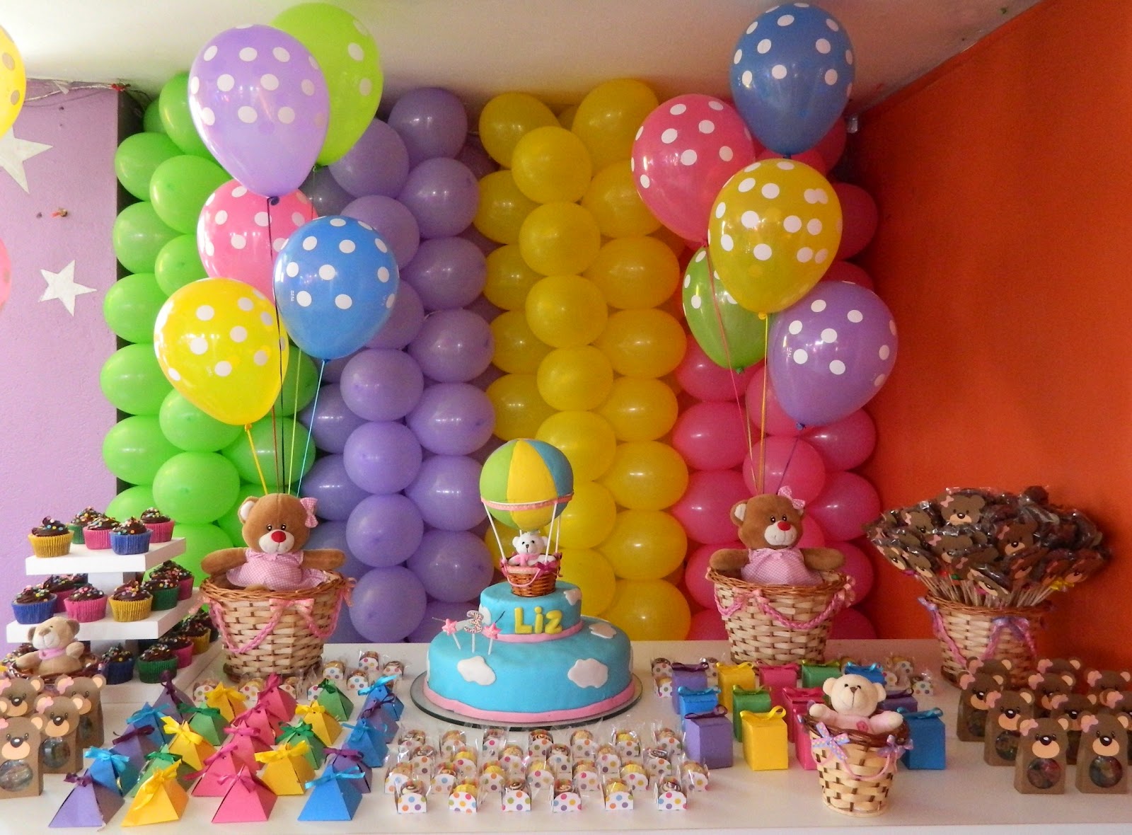 muitas cores, balões, ursinhos de pelúcia e muitas delícias muitas cores, balões, ursinhos de pelúcia e muitas delícias