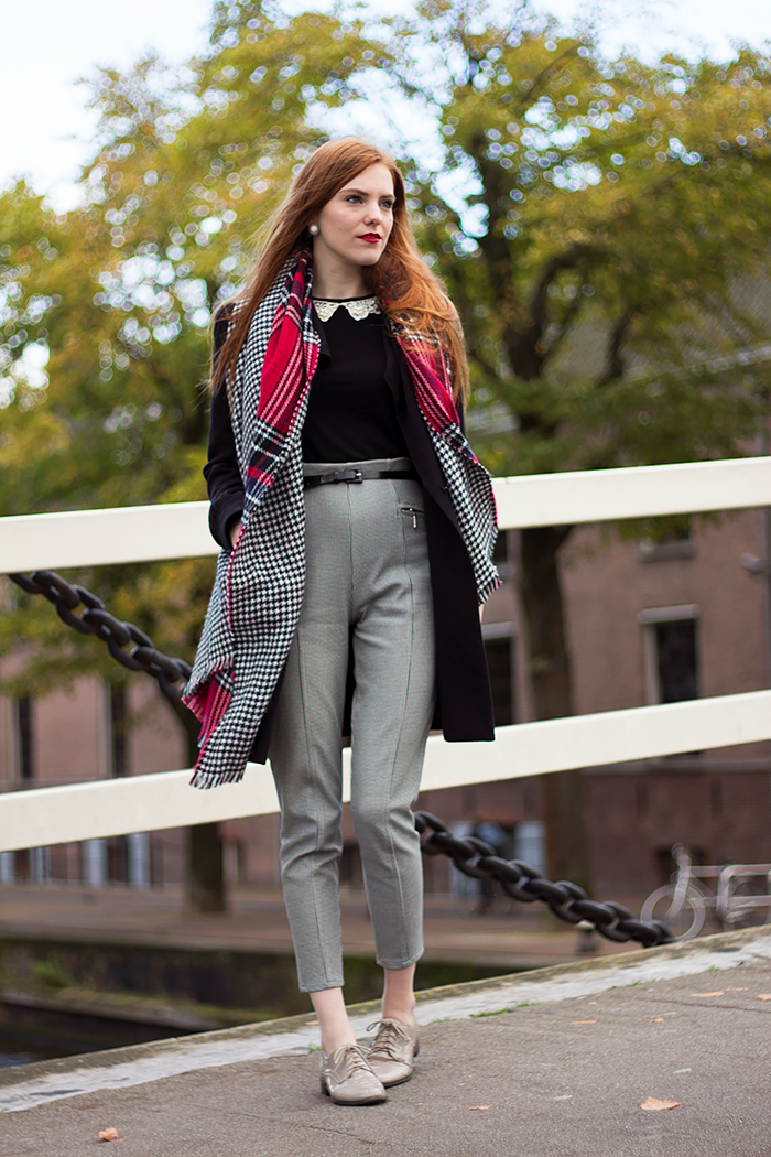 Fashion blogger outfit houndstooth / pied de poule pants and double sided primark scarf