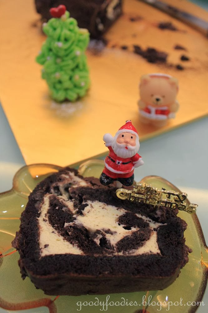 GoodyFoodies: Recipe: Christmas Chocolate Yule Log (Bûche de Noël ...