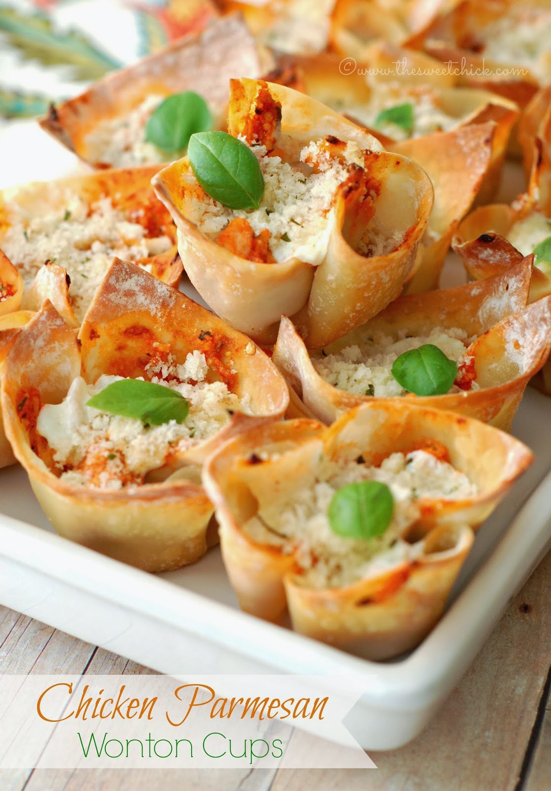 Chicken Parmesan Wonton Cups @www.thesweetchick.com