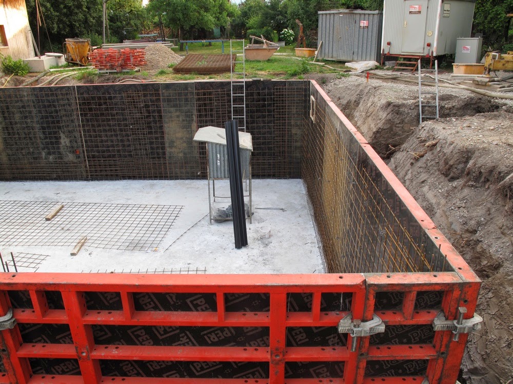 Hausbau mit der Firma KMH: Schalung Kellerwände, Ringerder und co.