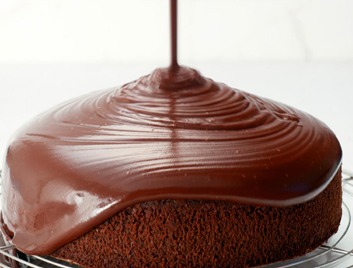 gesmolten chocolade over cake gesmolten chocolade over cake