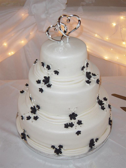 How To Decorate A Wedding Cake Table How To Decorate A Wedding Cake Table
