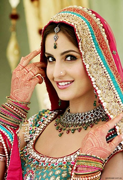Hit Mehndi Tips, Fashion, Styles: Katrina Kaif Exposing Bridal Dress in