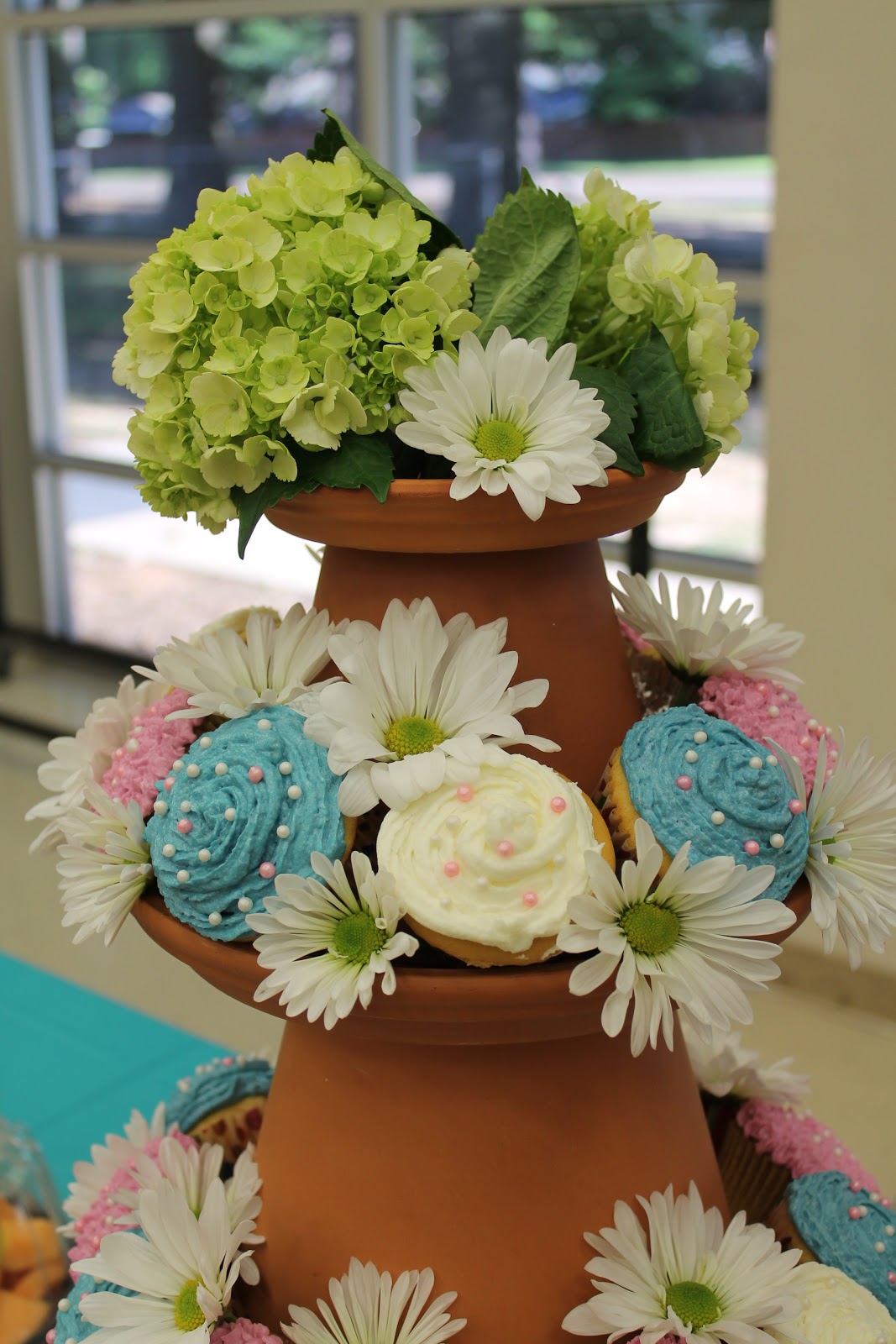 Texas Homemaking: DIY :: Cupcake Stand
