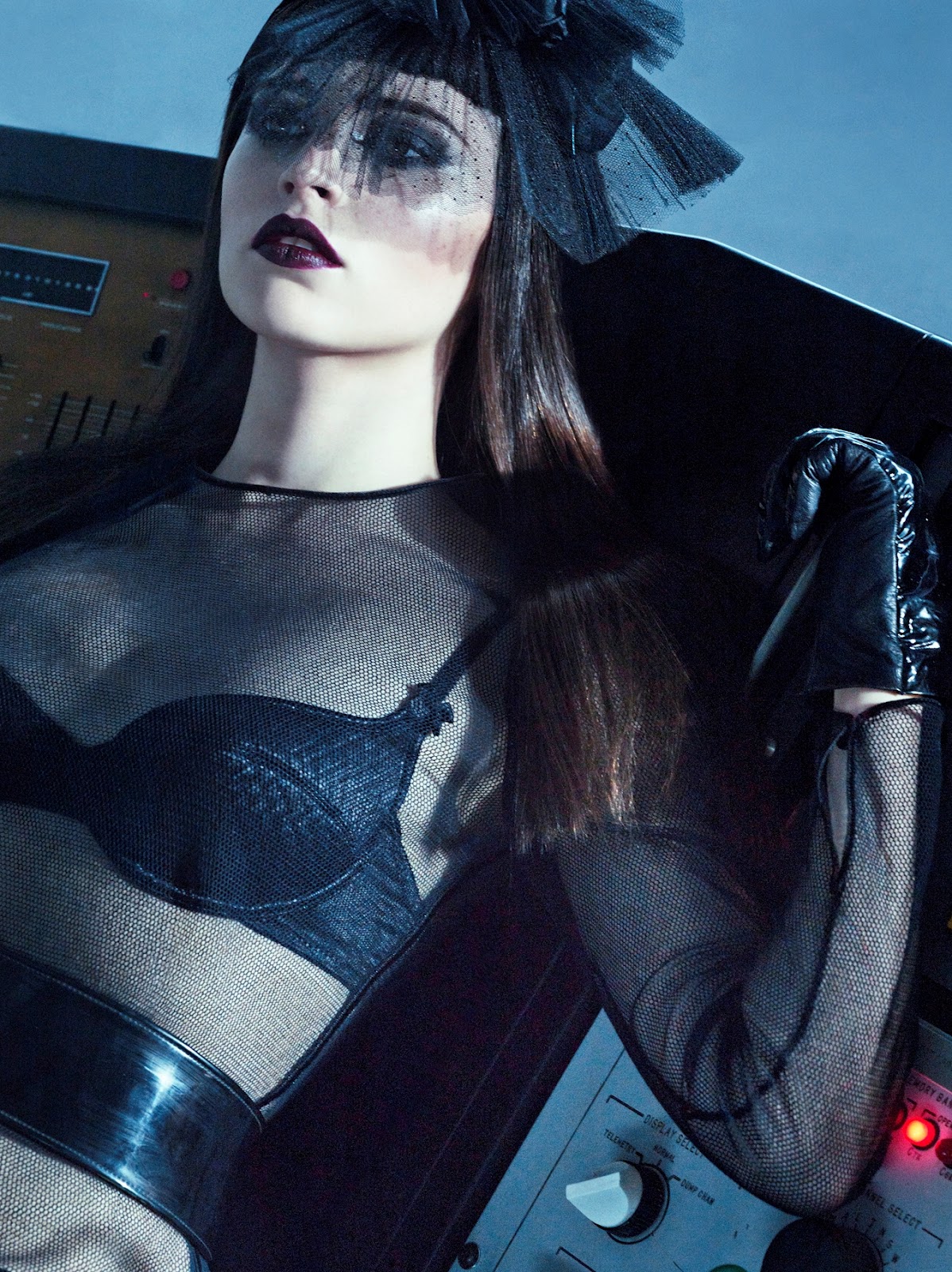 http://4.bp.blogspot.com/-u16fH0Fpsbk/T2PYW12X99I/AAAAAAAAMmA/ulp18HF9FfM/s1600/Felicity+Jones+by+Tom+Munro+(Sorcery+&+Chips+-+Vogue+Italia+March+2012)+2.jpg