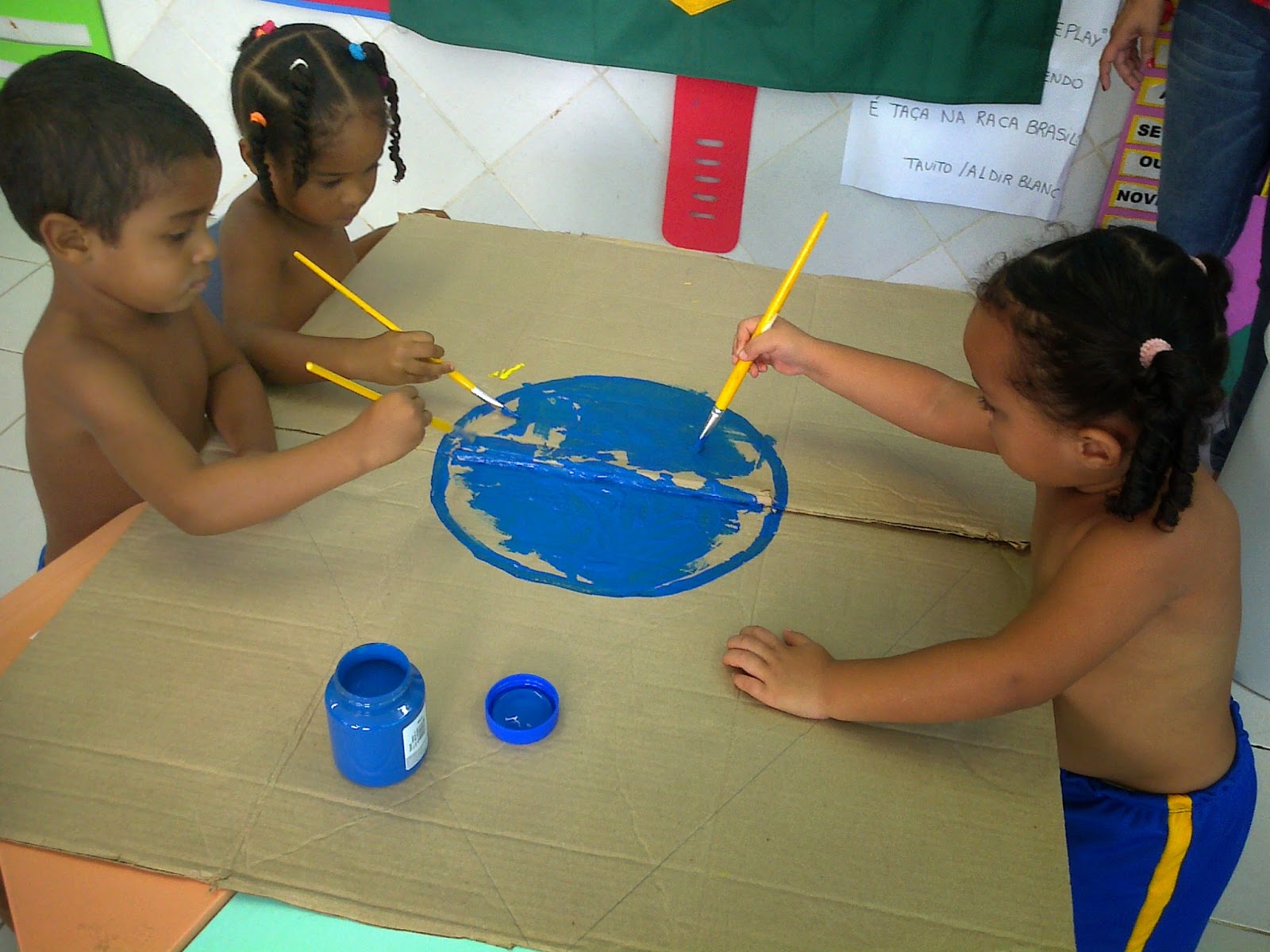 Crianças pintando a bandeira