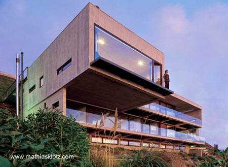 Sector de la planta superior avanzado sobre el abismo Casa de playa volada en Chile