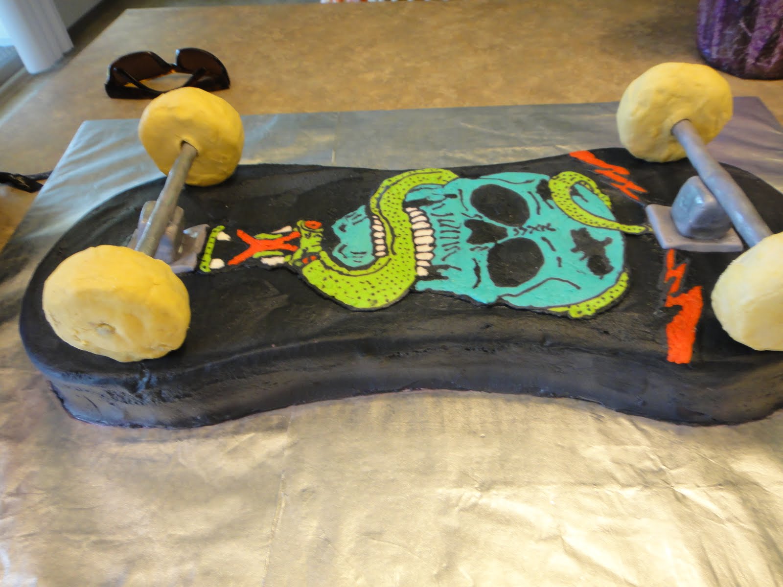 Kims Cakes and Crumbs: Skateboard Cake