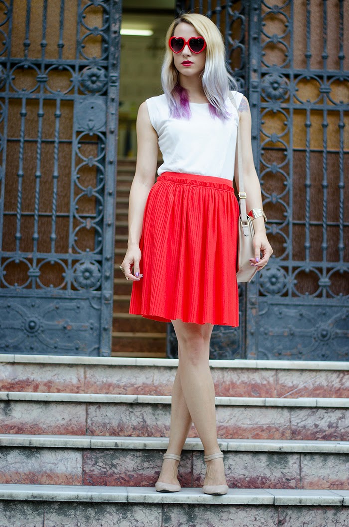 white top red H&M pleated skirt heart sunglasses