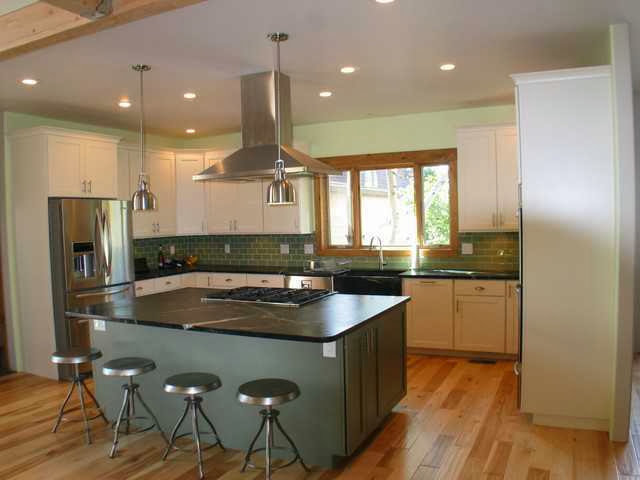 Kitchen with contrast wall color