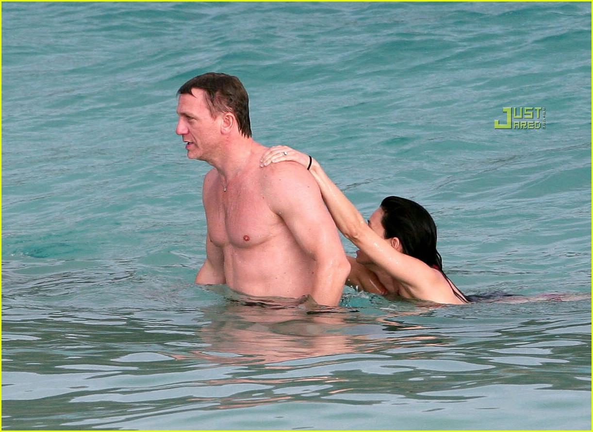 http://4.bp.blogspot.com/-u8cxn97smHI/TjMlMFz2eYI/AAAAAAAALwE/uY6OhsNi1C8/s1600/daniel-craig-speedo-01.jpg