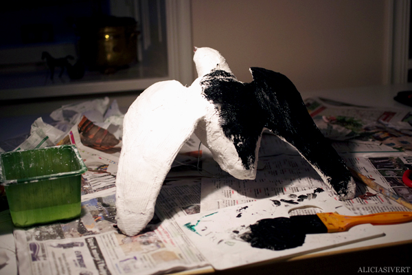 aliciasivert, alicia sivert, alicia sivertsson, kråka, fågel, modell, bird, crow, gips, fjädrar, feathers, diy, skapande, kreativitet, alster och makeri, sanchez