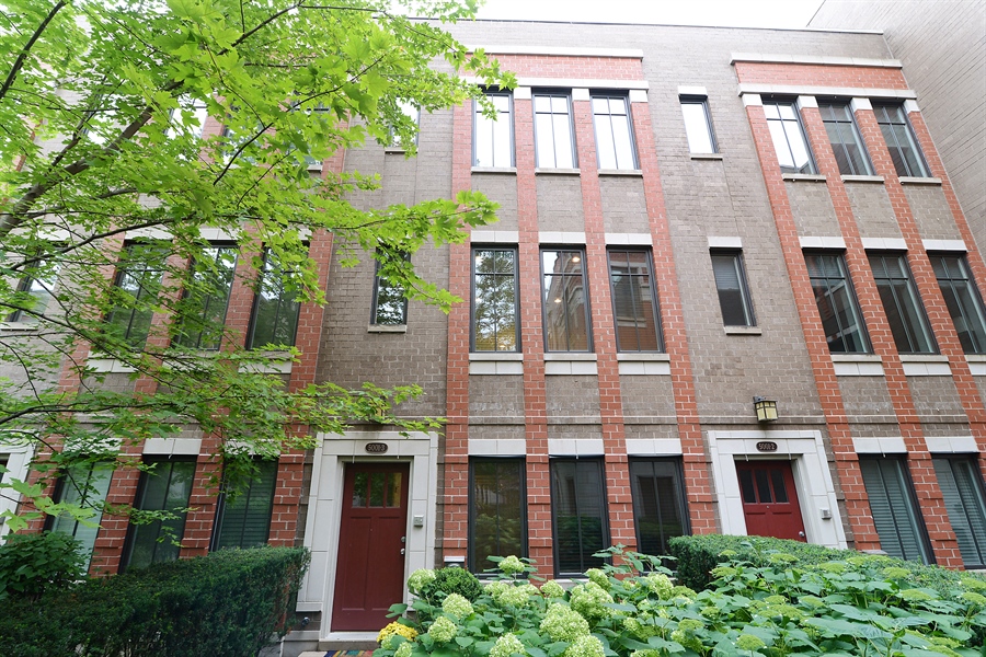 The Chicago Real Estate Local For Sale! Live large in this Lincoln