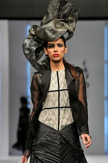 http://4.bp.blogspot.com/-uB-cUvPl3xU/TZfnUOztHeI/AAAAAAAAB9I/A2kkipKWZfQ/s1600/Pakistan+Fashion+Week+2011+%25282%2529.jpg