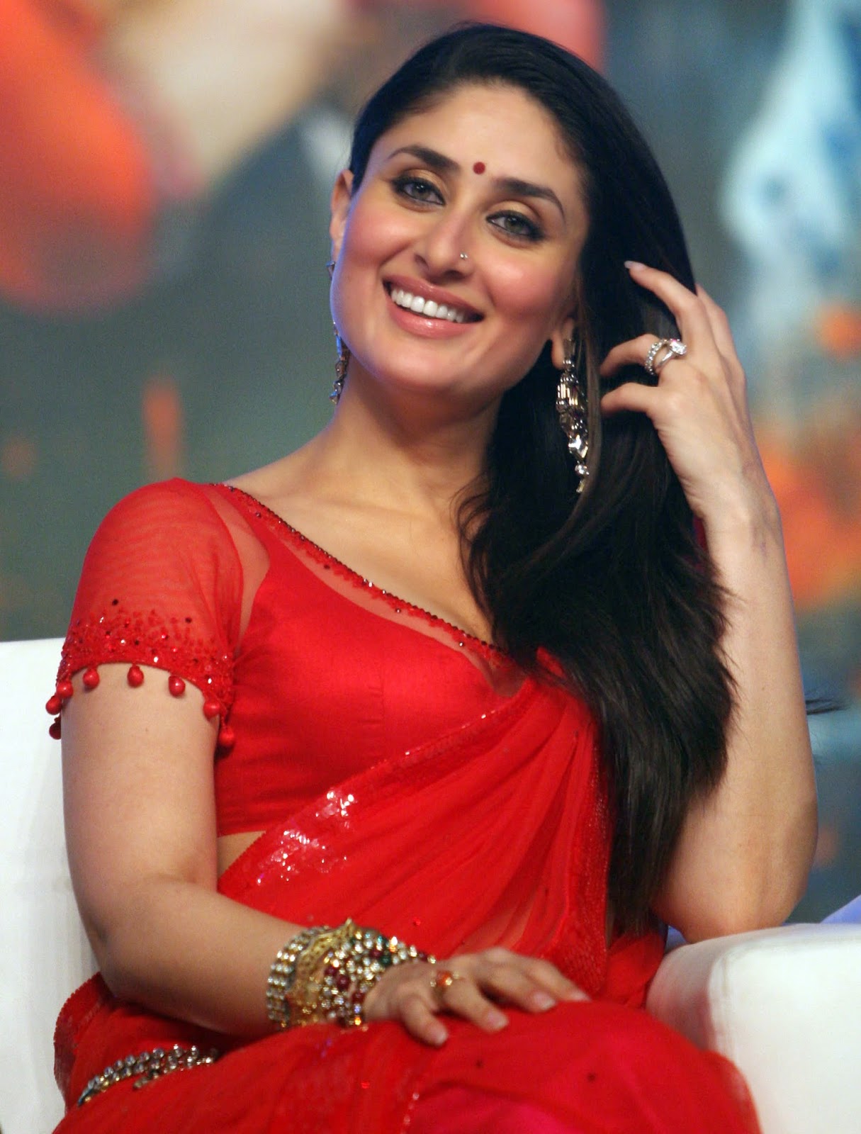 Kareena Kapoor in Red Saree at Ra.One' Audio Launch Event | Stylish