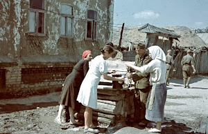 http://4.bp.blogspot.com/-uCCKCOeRkgw/UuPdVjbdkSI/AAAAAAAAas0/SENLhORqDfg/s300/Amazing+Color+Photographs+of+Everyday+Life+in+Hungary+in+1942+(21).jpg