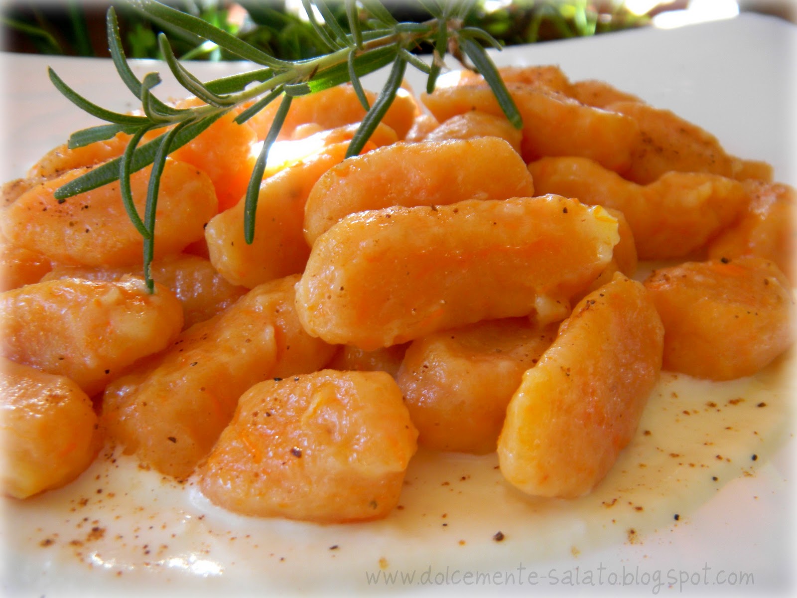DOLCEmente SALATO Gnocchi di zucca e patate su fonduta di formaggio