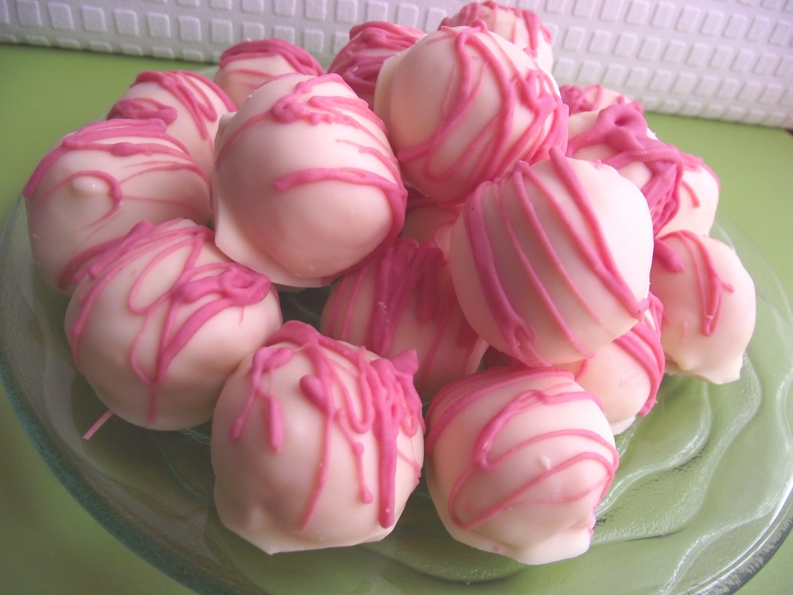Cakeyboi Strawberries and Cream Truffles