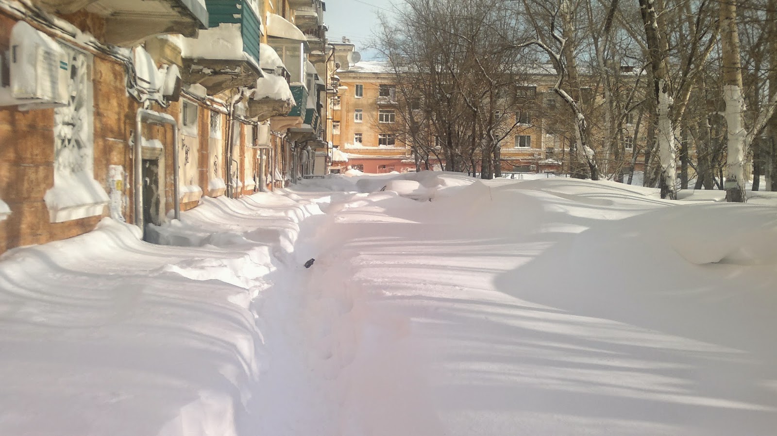 Дворы в сугробах Сугробы во дворах
