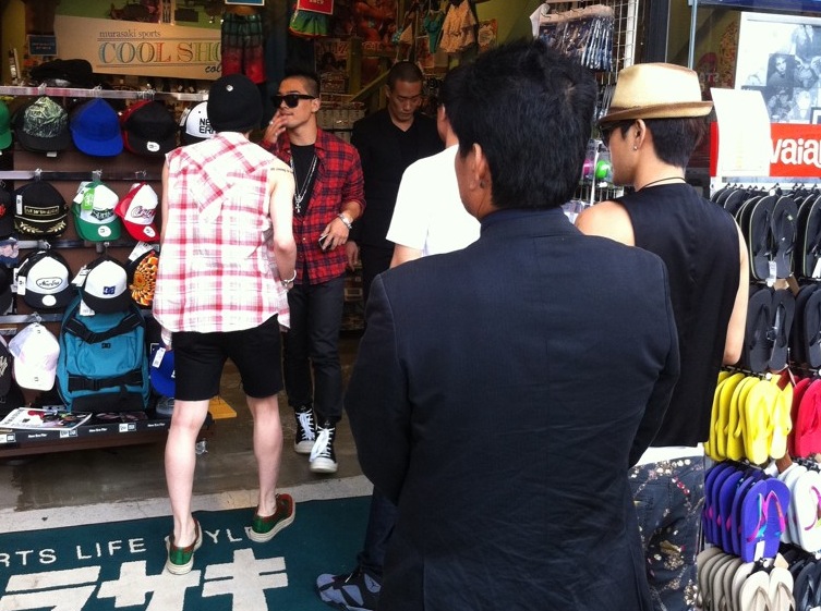 Dragon - [Pics] G-Dragon y Taeyang paseando en Harajuku y posando con un fan Gdragon+taeyang+sol+harajuku+2