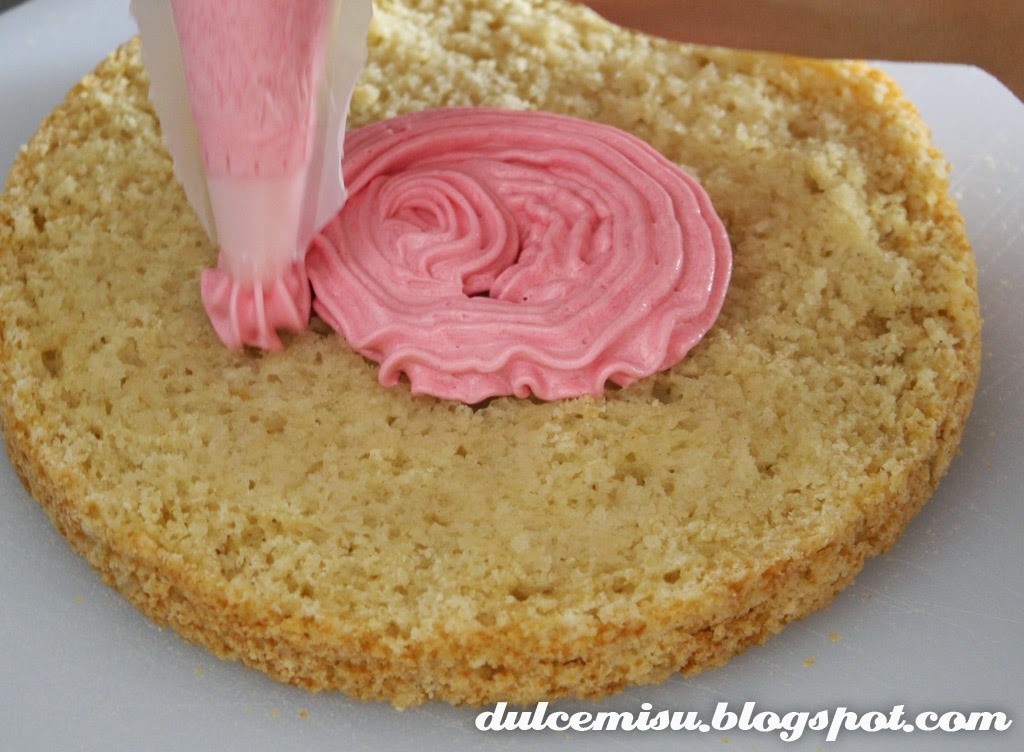 layer cake, crema de turrón, bizcocho de horchata, banderines, fiesta, cumpleaños, buttercream, decoración, whoopie pie, azúcar glas, dulcemisu, dulce, postre