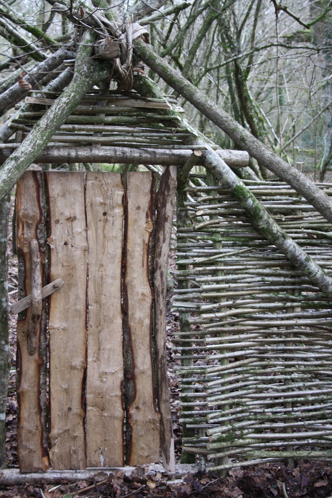 Survival+Shelter+Building Hazel wattle continues up and over the door frame, tying everything in ...