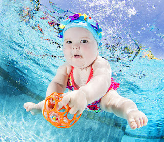 Nene bajo el agua