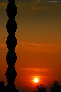 Conform unor masuratori radiestezice, Coloana Infinitului emite pe o raza de 300 m 17 coloana infinitului3