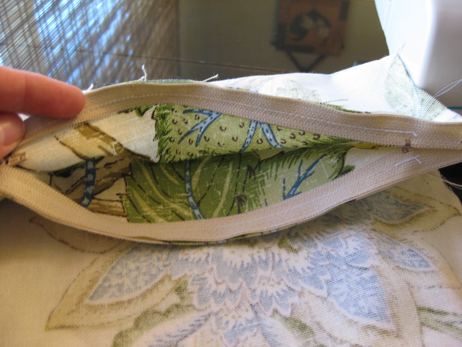 TDA decorating and design Zipper Pillow Tutorial