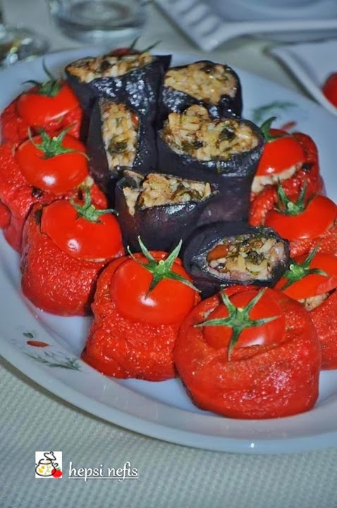 Zeytinyağlı kuru patlıcan biber dolması (Dolma Fıstıklı - Kuş Üzümlü) zeytinyağlı kuru dolma