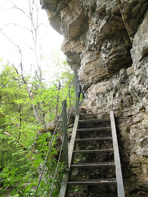 The path is getting more and more exposed, from time to time there are ropes and handrails for safety reasons.