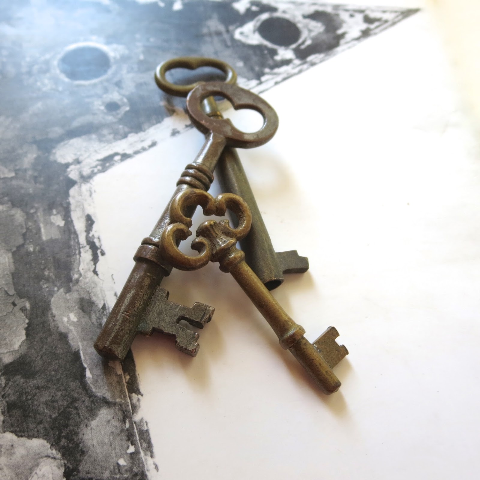 anything goes here lots of vintage keys for all your projects!!!!!