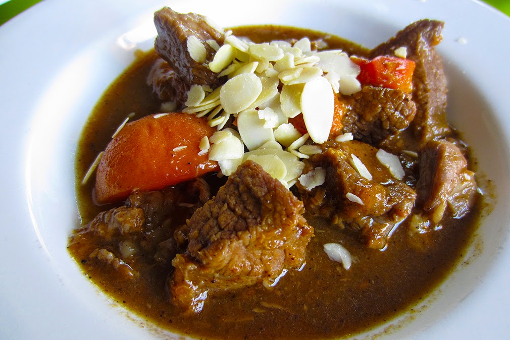 Aux petits oignons Tagine d'agneau aux abricots frais