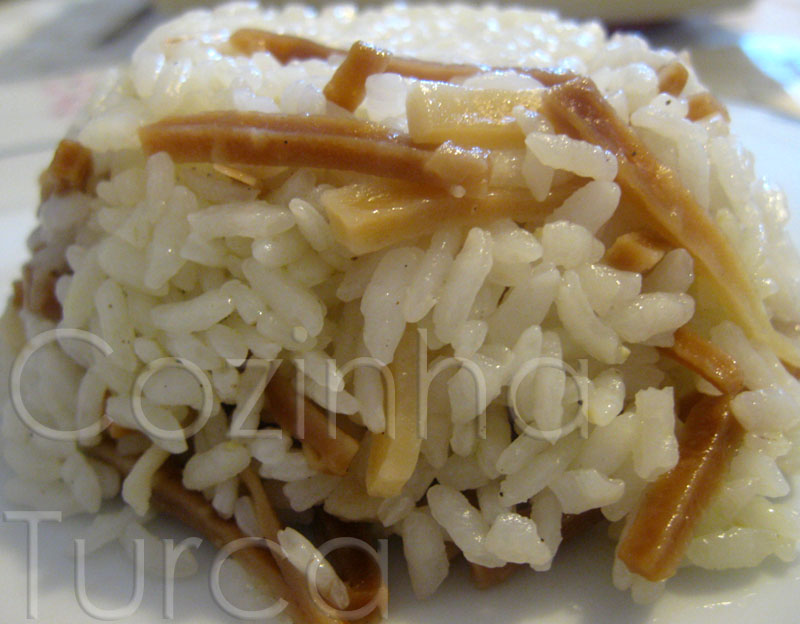 Pilaf de Arroz com Massa Erişte (Erişteli Pirinç Pilavı)