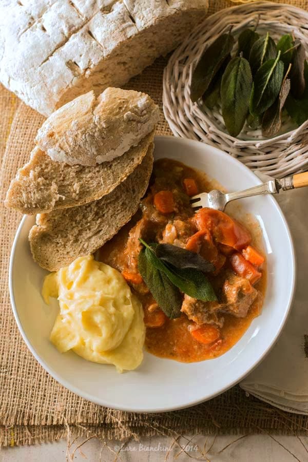 spezzatino ai datterini e salvia con pane ai fiocchi di segale integrale