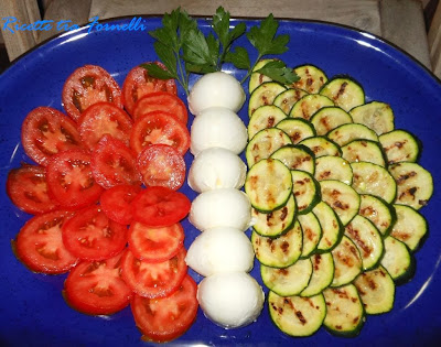 farfalla tricolore di zucchine mozzarella e pomodori