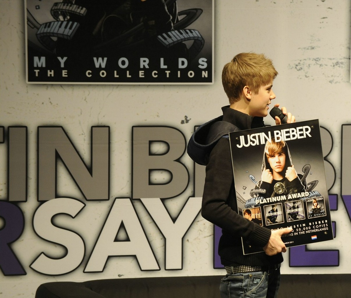 http://4.bp.blogspot.com/-uKO97wpW2t0/TZO6pvVOTWI/AAAAAAAAAIE/WS5VCELHTBQ/s1600/justin-bieber-ahoy-holland-01.jpg