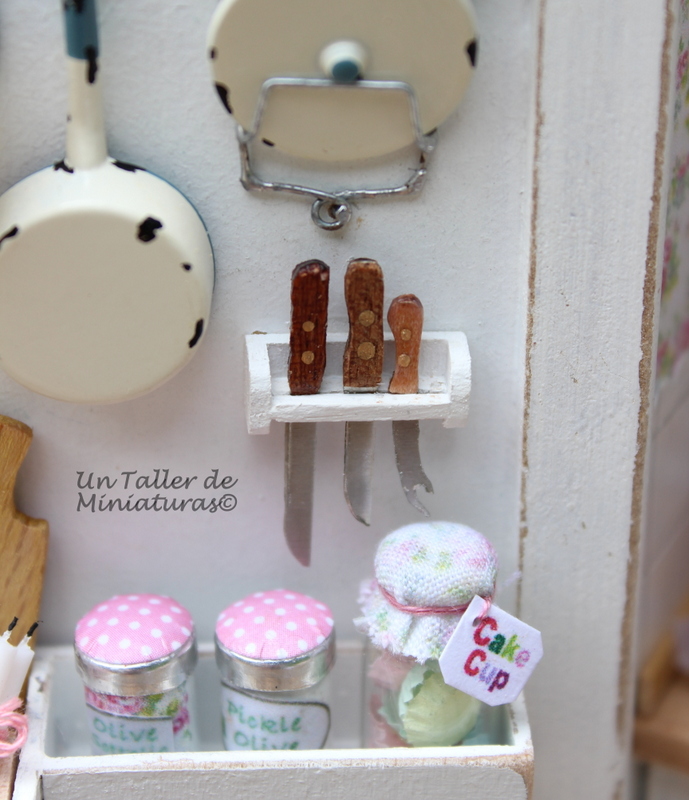 Un Taller de Miniaturas: Mi cocina armario/My cabinet kitchen