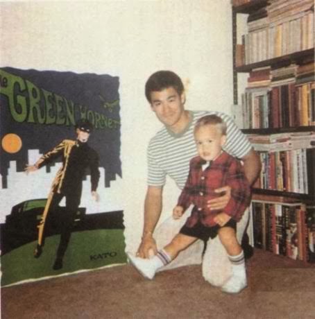 Bruce-with-his-son-bruce-lee-27576631-45