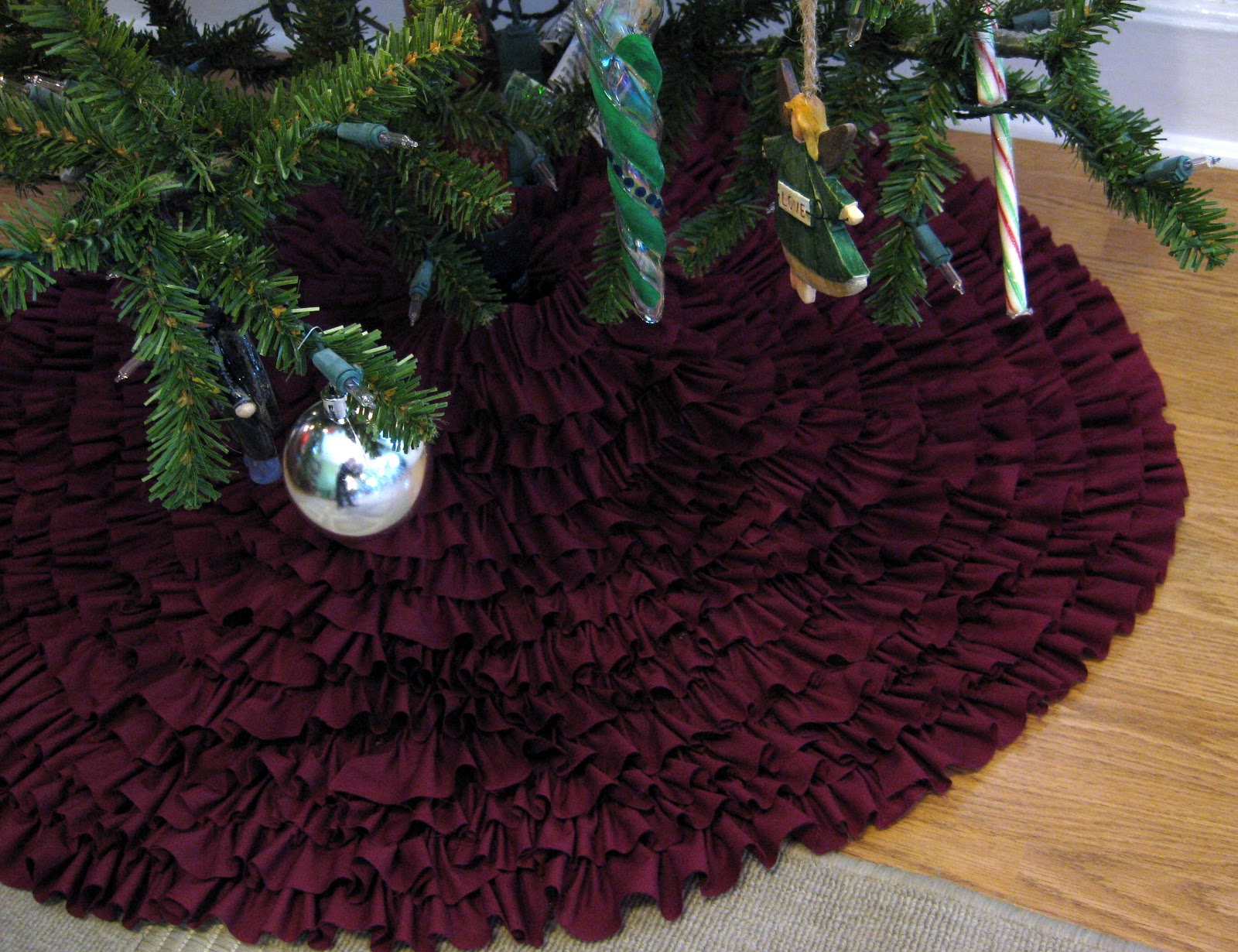 Making a Living Make NoSew Ruffle Tree Skirt