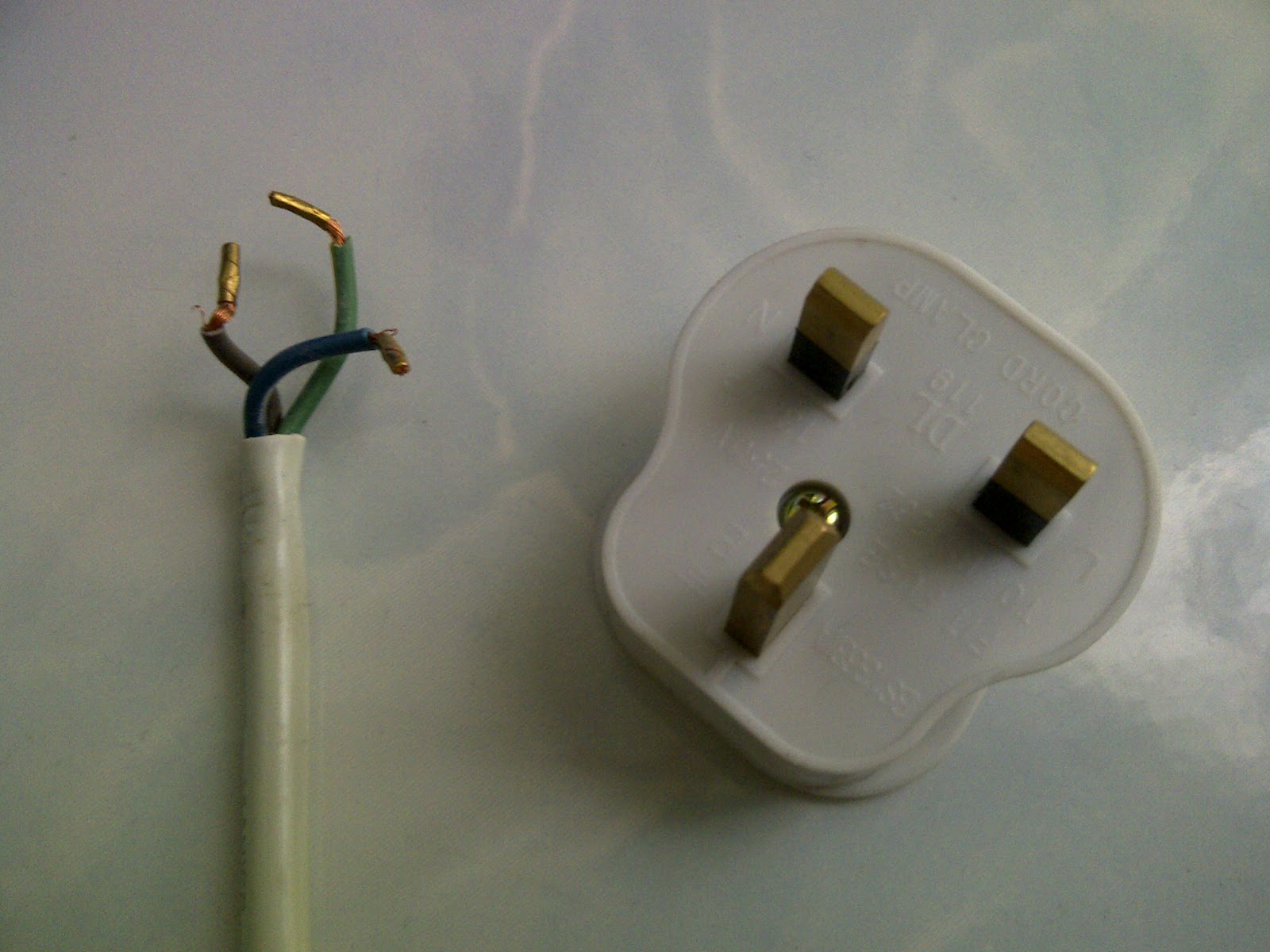MECHANICAL AND ELECTRICAL ENGINEERING Pemasangan Plak 3 Pin ( 3 Pin Plug )