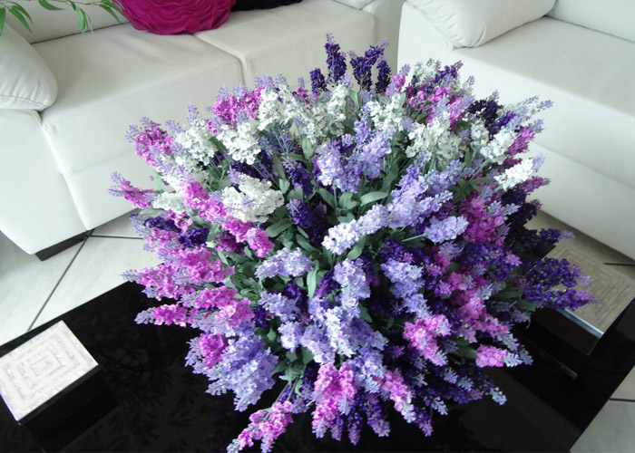 Arranjo de flores no centro de mesa Harmonize flores e folhas com as cores da sua casa