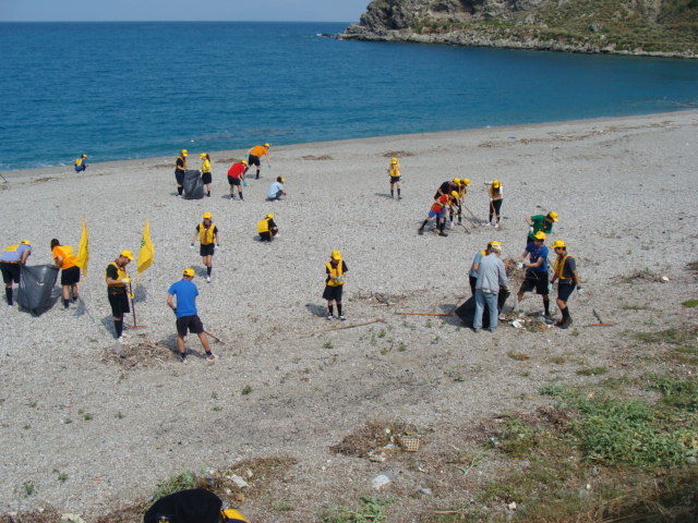 Messina - Continua la pulizia delle spiagge