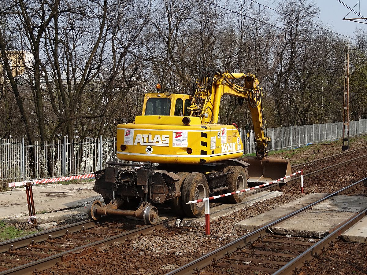 Koparka torowo - drogowa Atlas 1604K na stacji Warszawa Powiśle