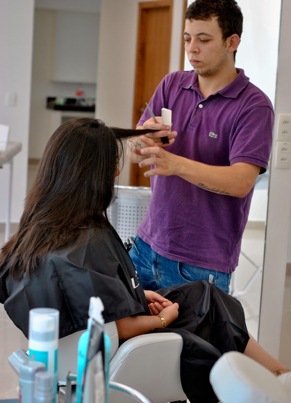 Bárbara Urias - corte de cabelo em camadas por Hugo Martins - salão Platinum Visage Bárbara Urias - corte de cabelo em camadas por Hugo Martins - salão Platinum Visage