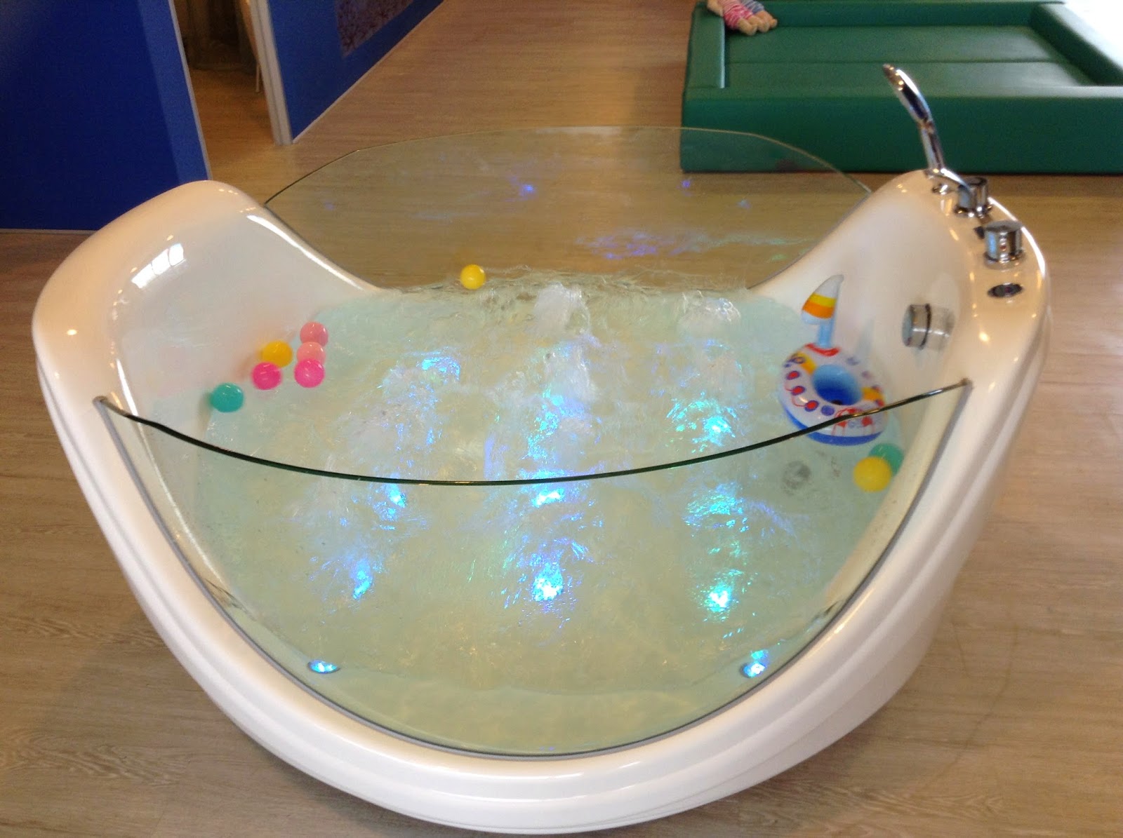 5 Little Angels Giggling Jellyfish Baby Spa Nice Bath Tub For Infant Less Than A Year Old
